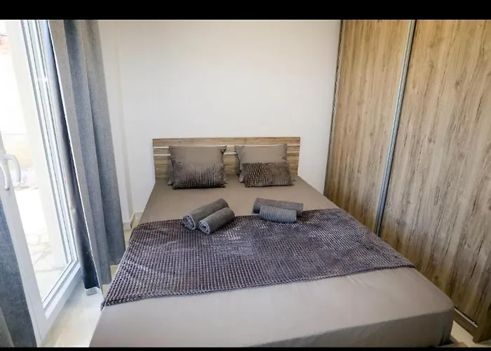 Stenija * Paralia Dionysiou